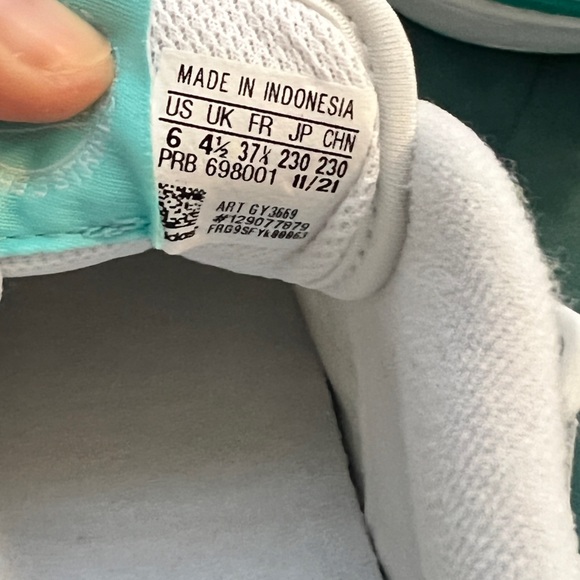 NEW Adidas Low Court women’s  size 6, with aqua stripes basketball shoe - Picture 11 of 11